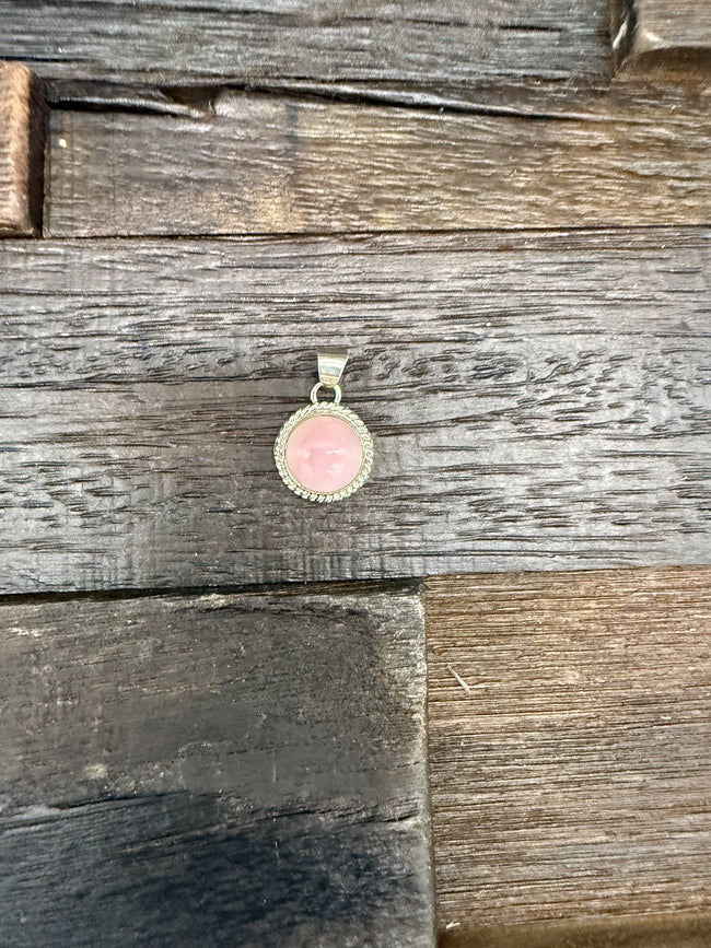 Pink Conch Round Pendant